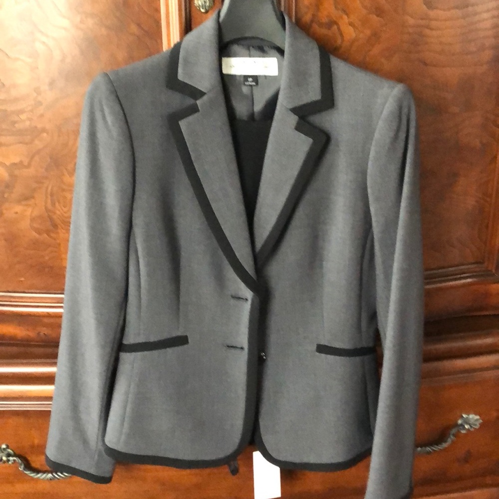 Women’s Tahari 2 piece suit garment. Size 0P.